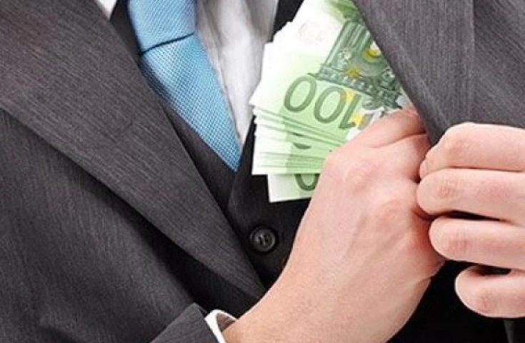 Σάλος στην Κυπαρισία: Διευθύντρια τράπεζας «τσέπωσε» 3 εκατ. ευρώ και εξαφανίστηκε- Άλλοι έξι κατηγορούμενοι